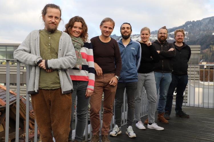 Das fairkom Team auf der Dachterrasse